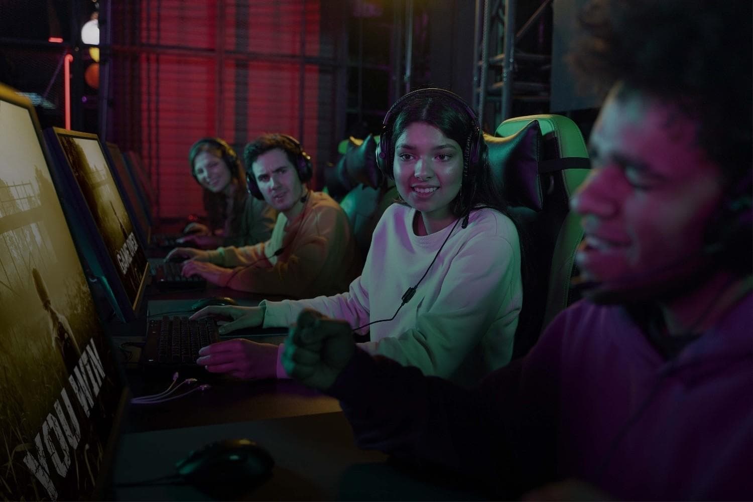 Seamless real-time game chat rooms to foster community interaction